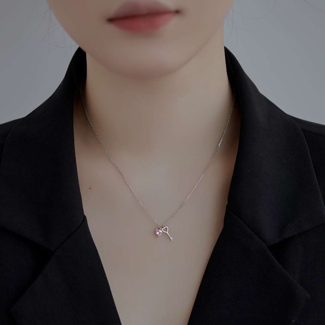 [AuraEcho]Unique Heart Shape Key Pendent Necklace