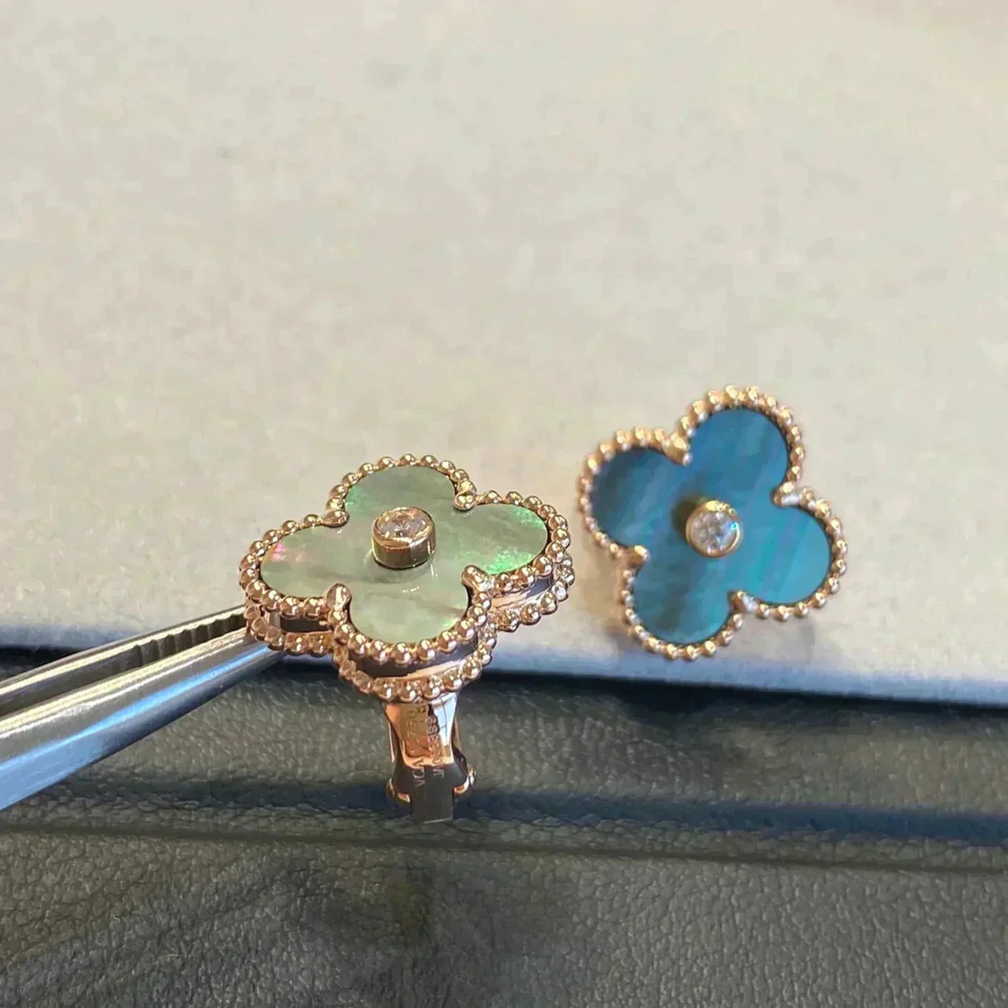 [AuraEcho]CLOVER MEDIUM 1 MOTIFS GRAY MOP  DIAMOND EARRINGS