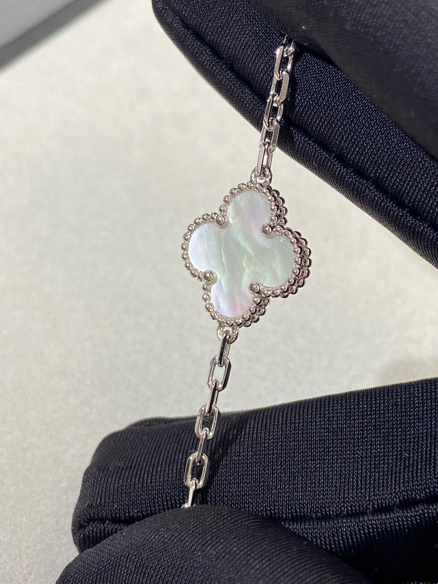 [AuraEcho]CLOVER SILVER MOP 5 MOTIF BRACELET