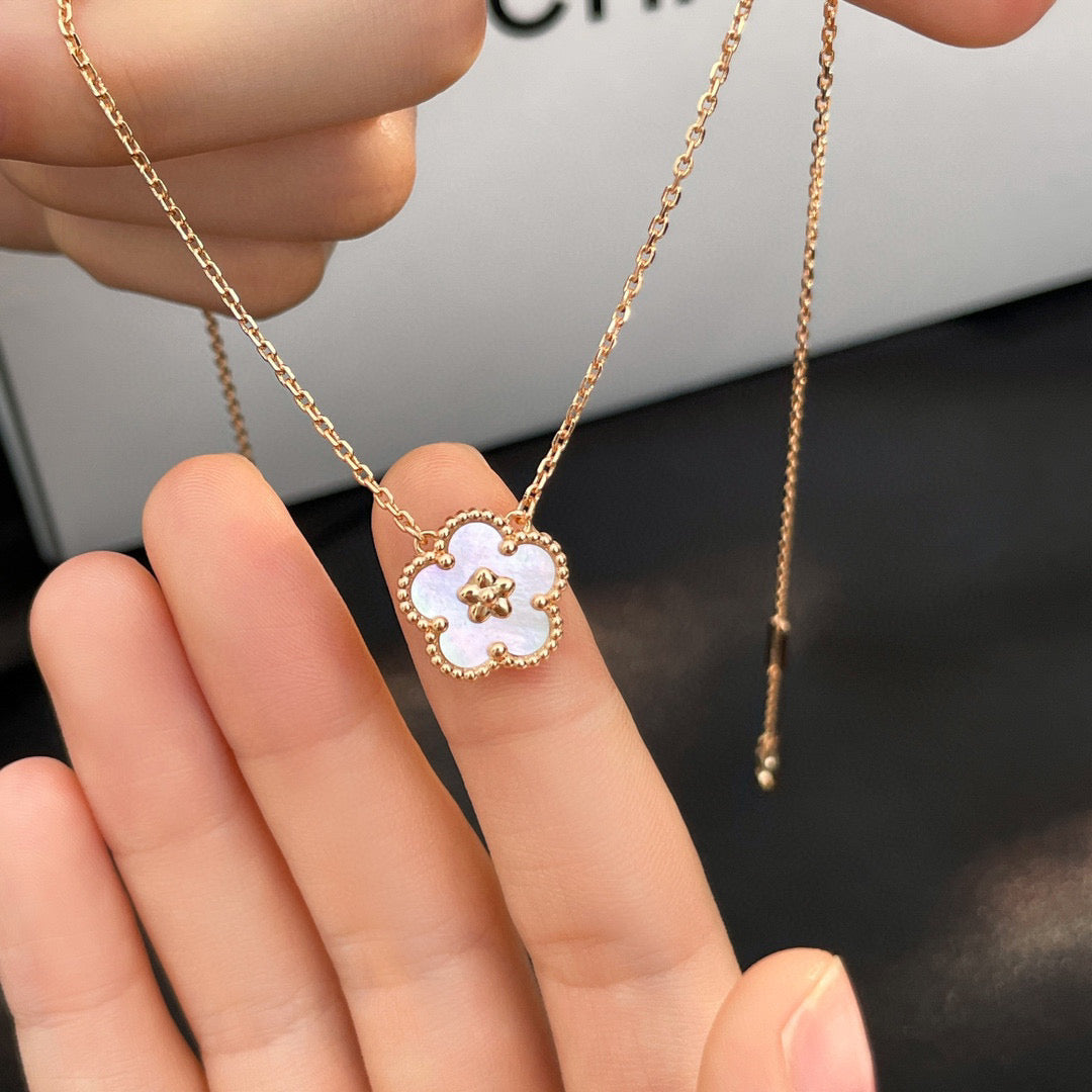 [AuraEcho]LUCKY  WHITE MOP  PLUM BLOSSOM NECKLACE