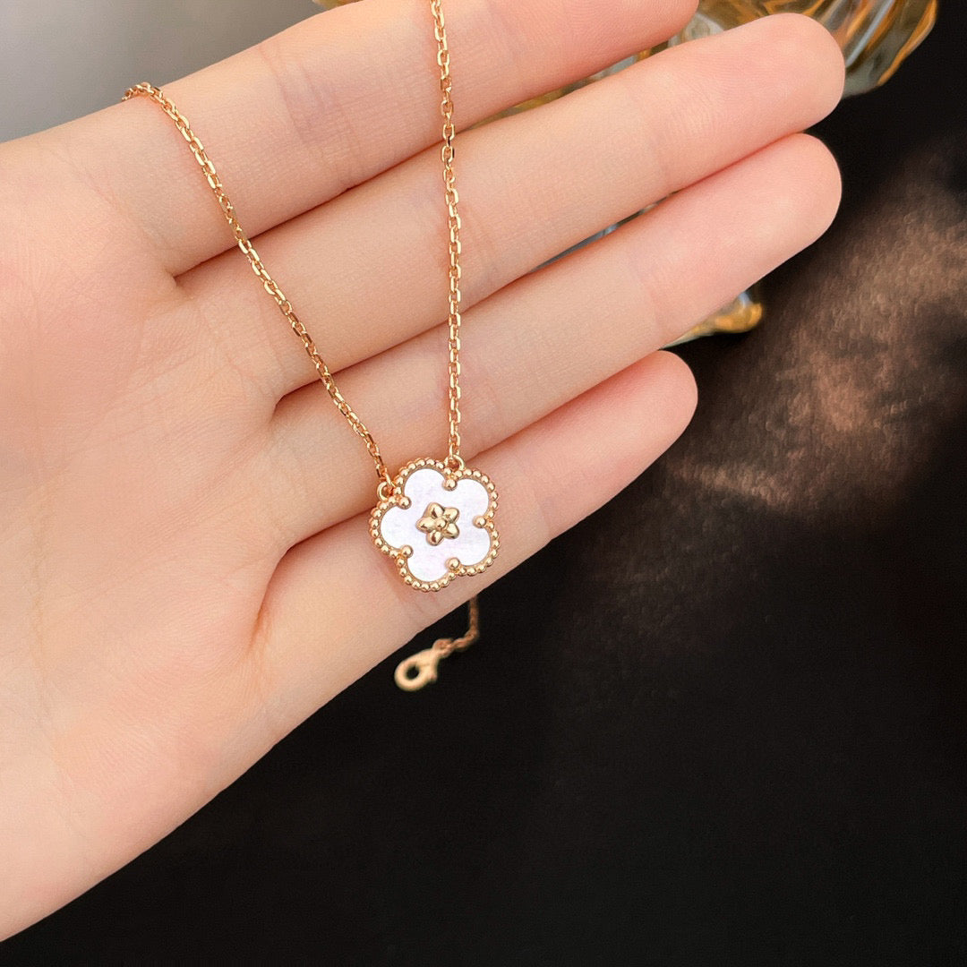 [AuraEcho]LUCKY  WHITE MOP  PLUM BLOSSOM NECKLACE