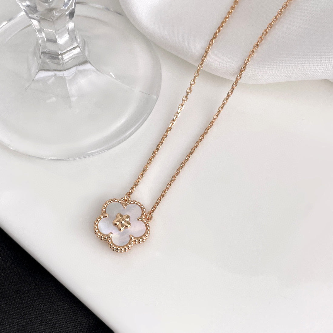 [AuraEcho]LUCKY  WHITE MOP  PLUM BLOSSOM NECKLACE