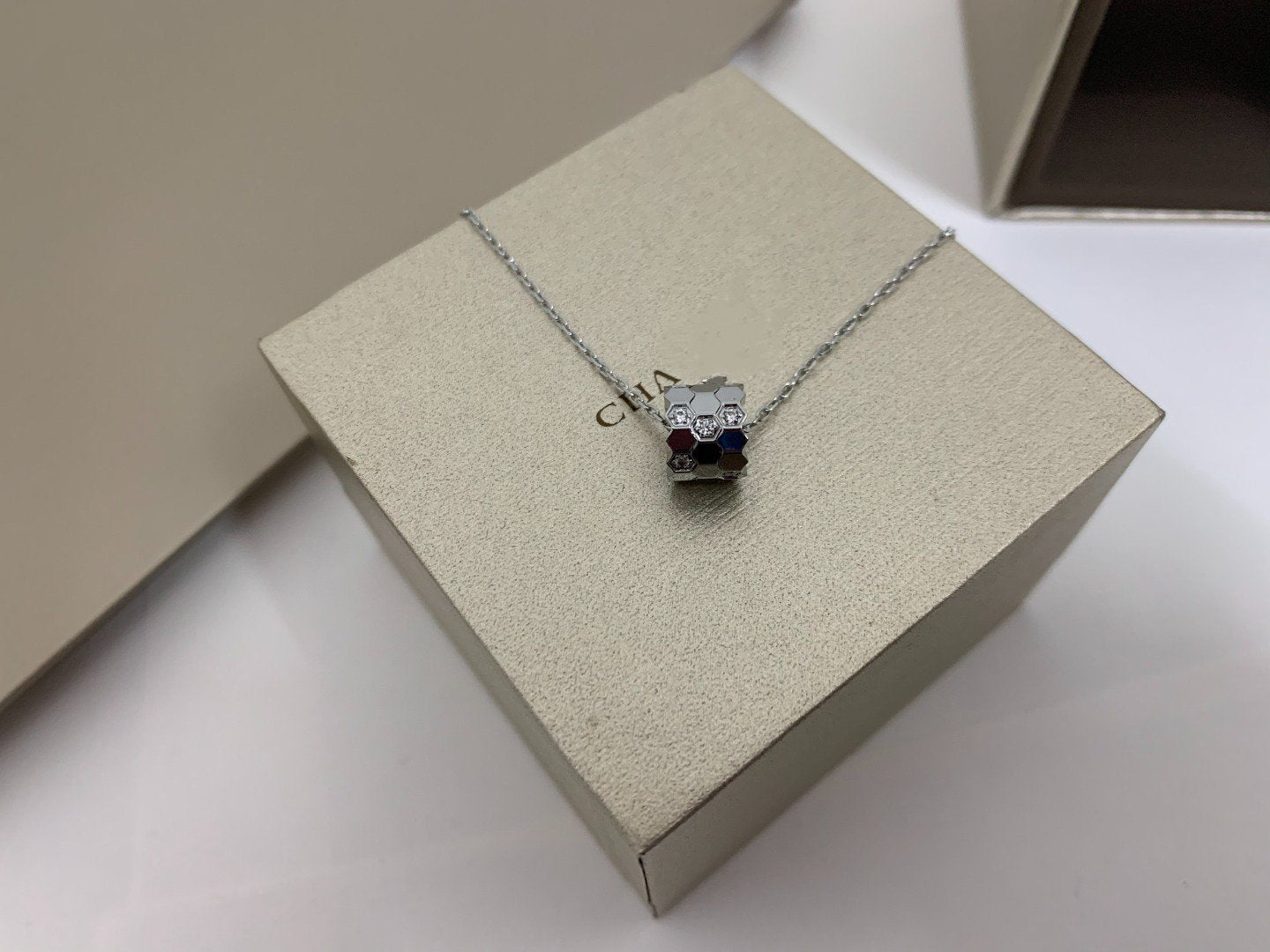 [AuraEcho]BEE LOVE DIAMOND NECKLACE
