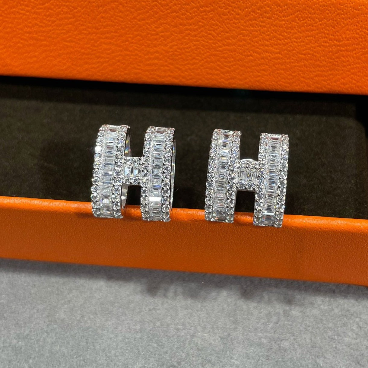 [AuraEcho]H STUD EARRINGS WITH SILVER DIAMONDS